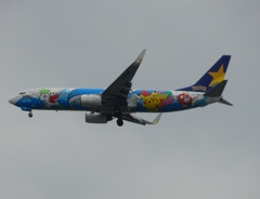 福岡空港へランディングのスカイマーク　ポケモンラッピング