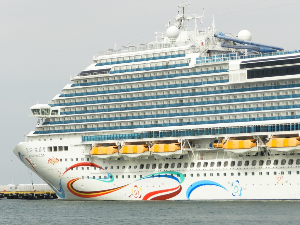 博多港に寄港のADORA MAGIC CITY　3
