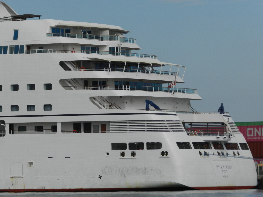 博多港に寄港するMITSUI OCEAN FUJI　3