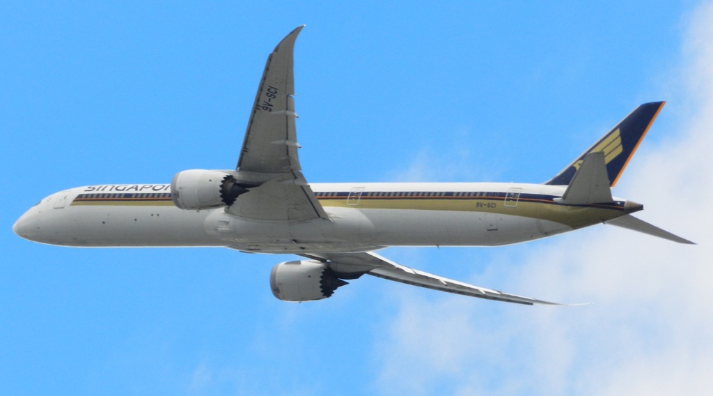 シンガポール航空　B787-10　9V-SCI  福岡空港離陸