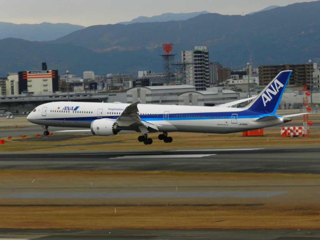 福岡空港へランディング　ANA B787-9