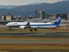 福岡空港へランディング　ANA B787-9