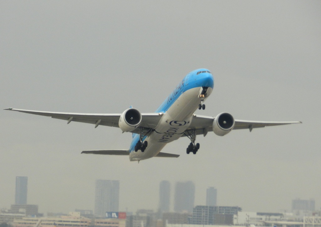 福岡空港　KOREAN AIR A330の離陸　1