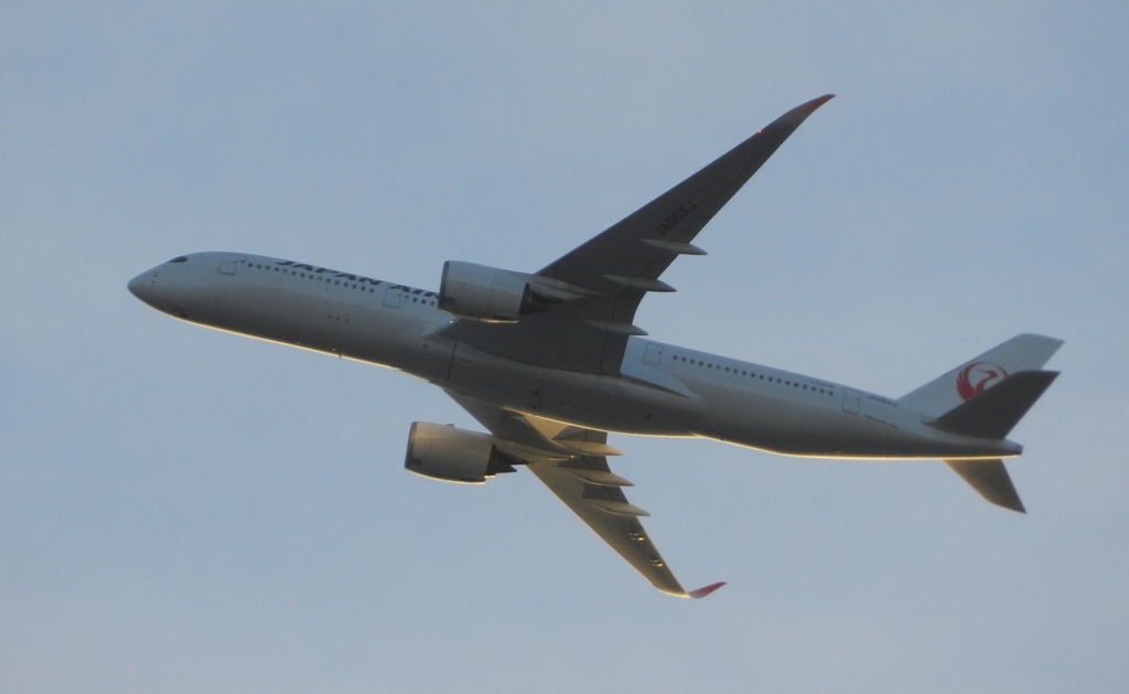 JAL  A350  JA05XJ　福岡空港離陸