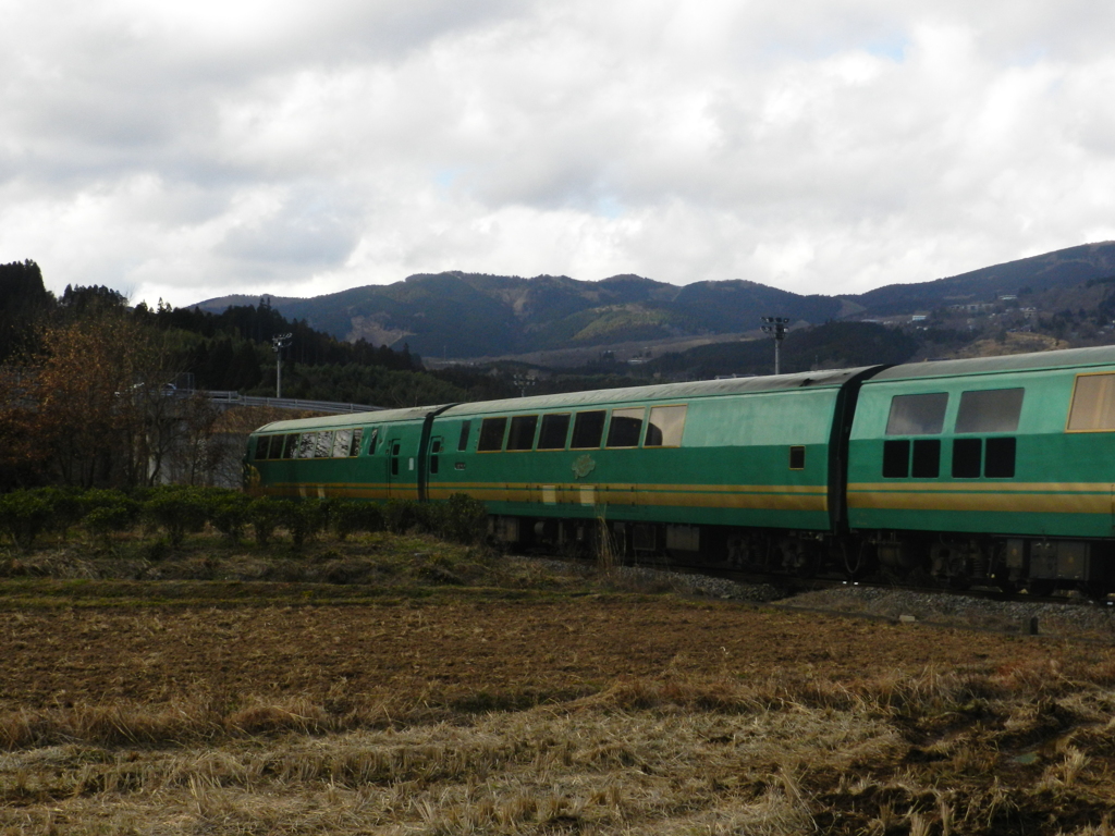 由布岳の下を走るゆふいんの森　③