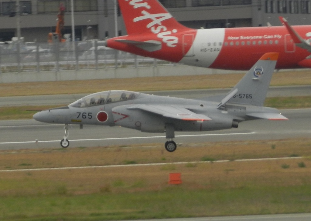 航空自衛隊　T-4　福岡空港ランディング