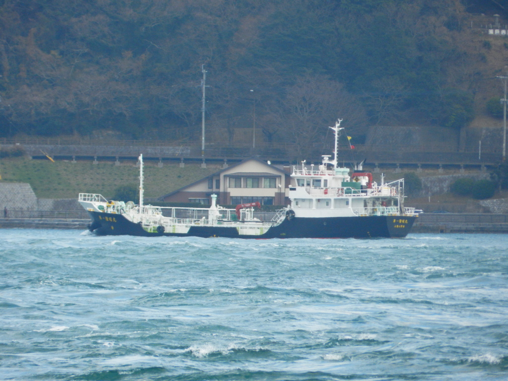 関門海峡を航行する船舶　3