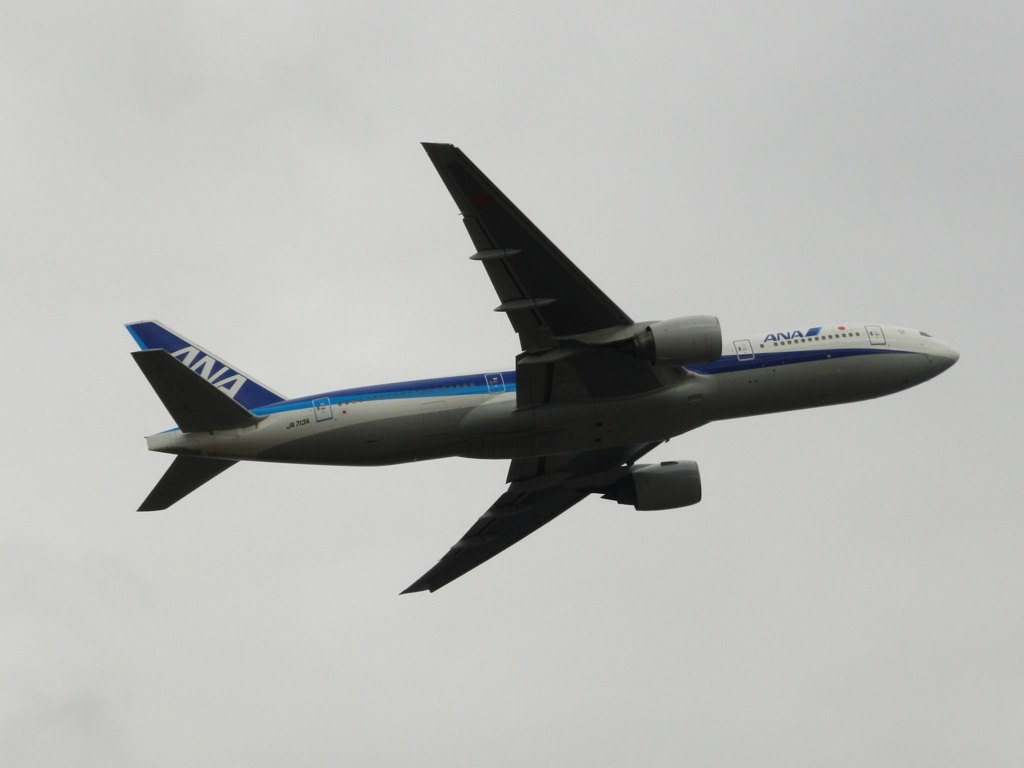 福岡空港を離陸のANA B777-200