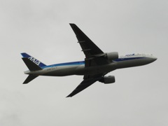 福岡空港を離陸のANA B777-200
