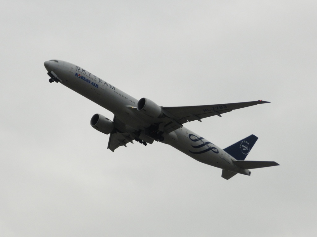 福岡空港を離陸のKOREAN AIR B777-300ER SKYTEAM  2