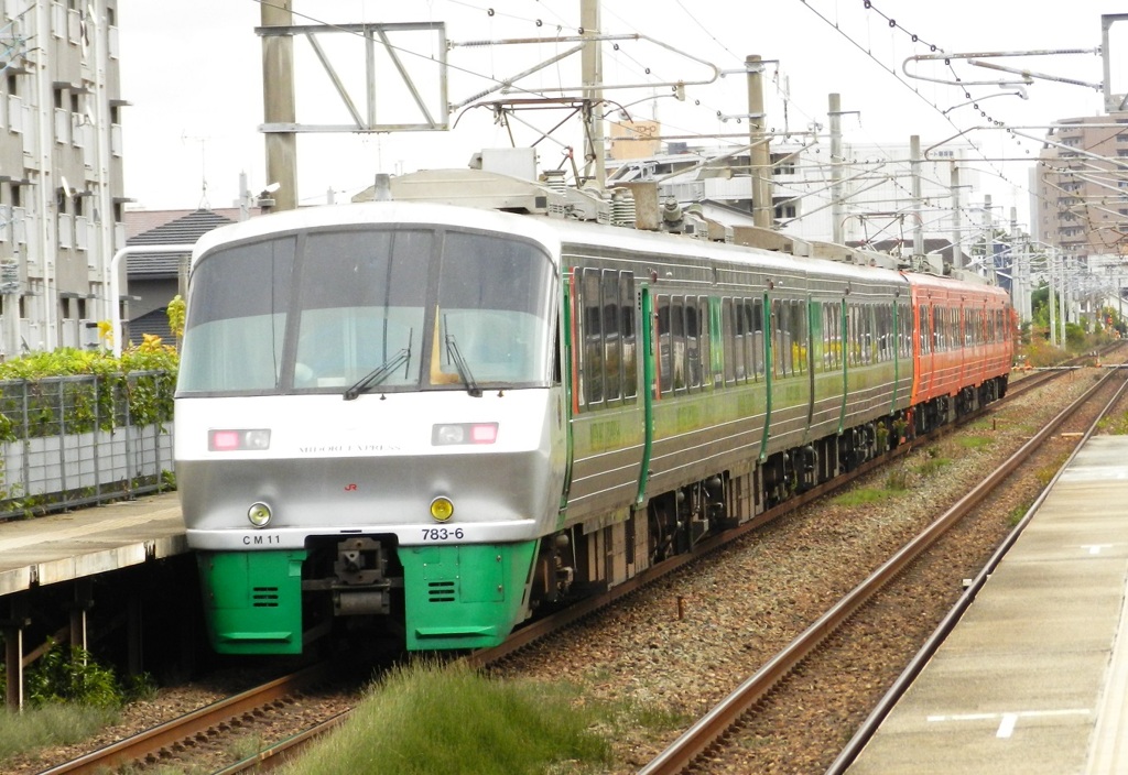 都府楼南駅を通過の783形ハウステンボス＋みどり