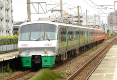 都府楼南駅を通過の783形ハウステンボス＋みどり