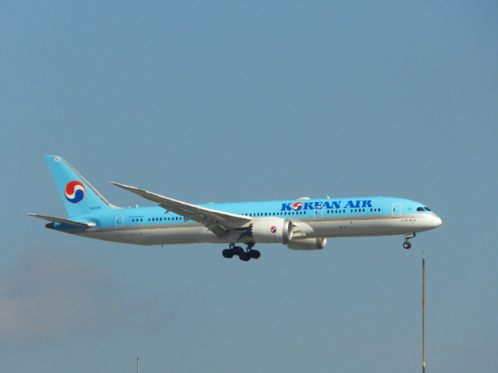 福岡空港へランディングのKOREAN AIR B787-9