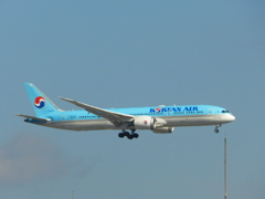 福岡空港へランディングのKOREAN AIR B787-9