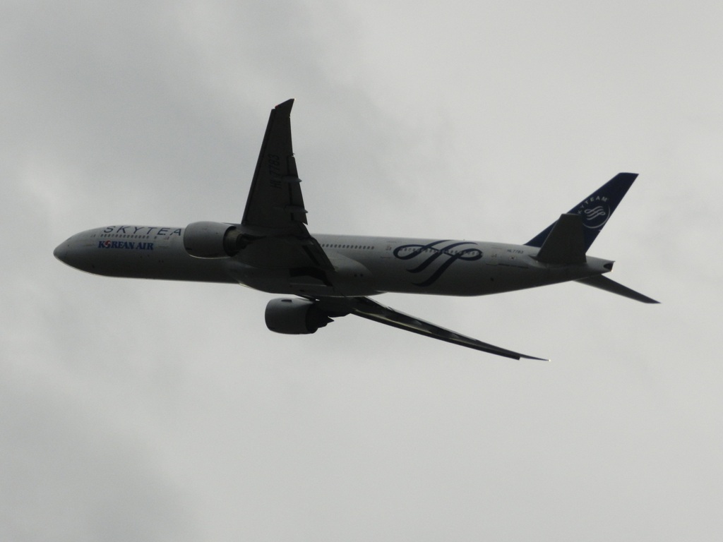 福岡空港を離陸のKOREAN AIR B777-300ER SKYTEAM  3