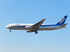 ANA B767-300ER 福岡空港ランディング