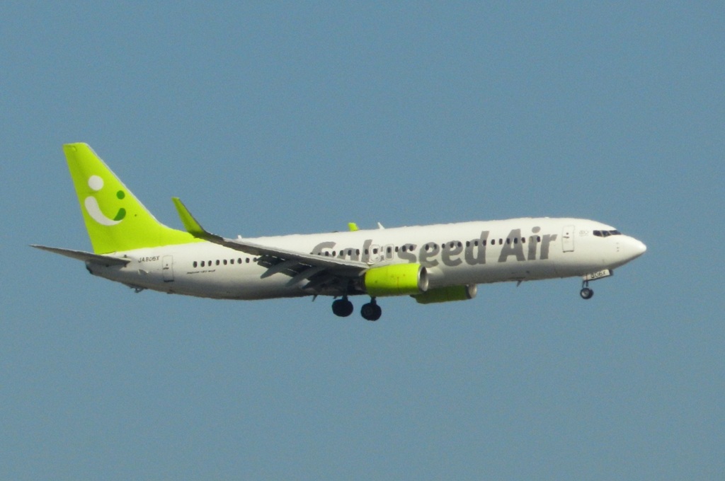 福岡空港へランディングのSoraseed Air B737-800