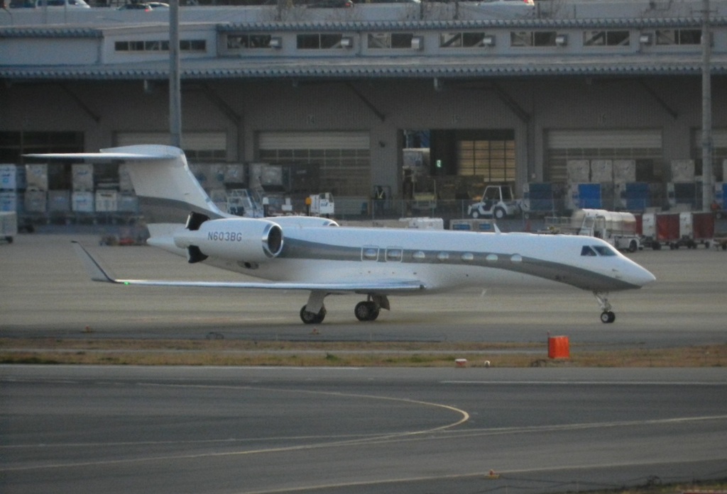 夕暮れの福岡空港　②