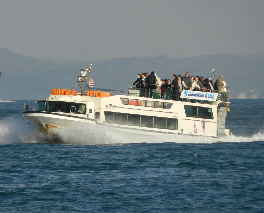 関門海峡を航行の船　3