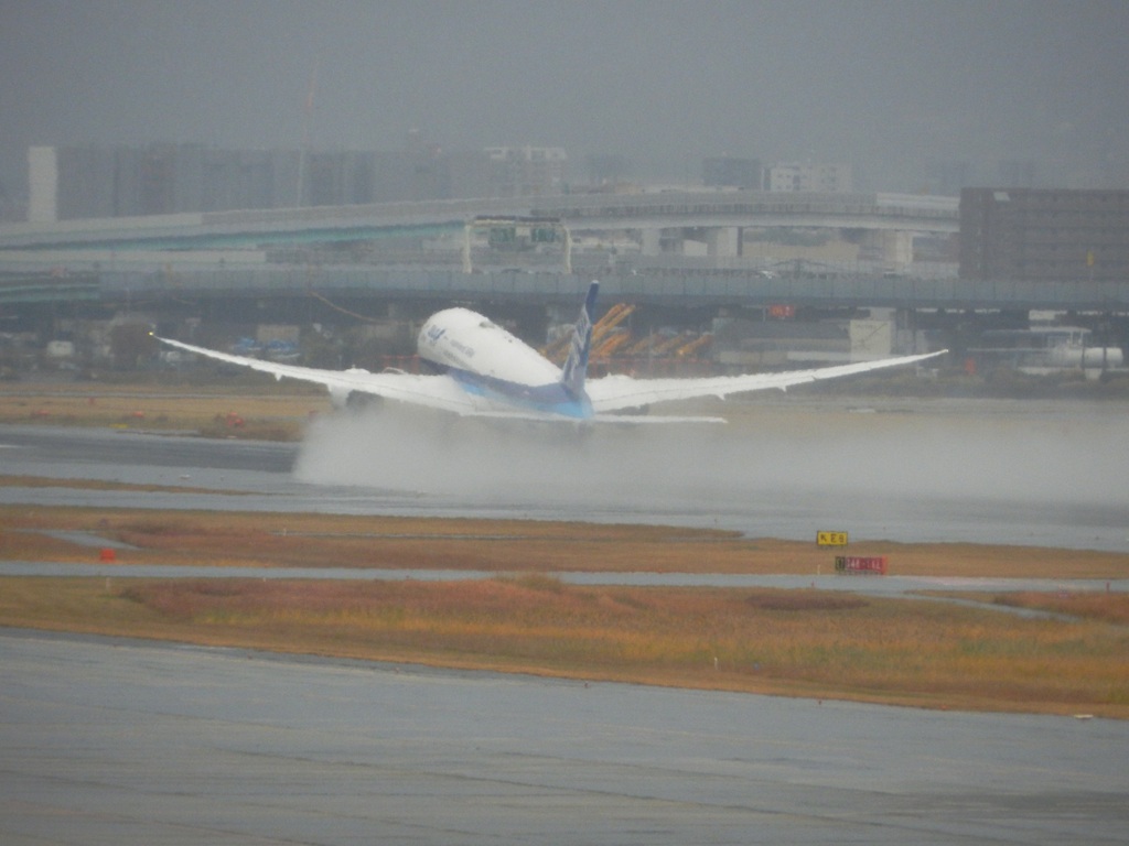 福岡空港雨の日の離着陸　10