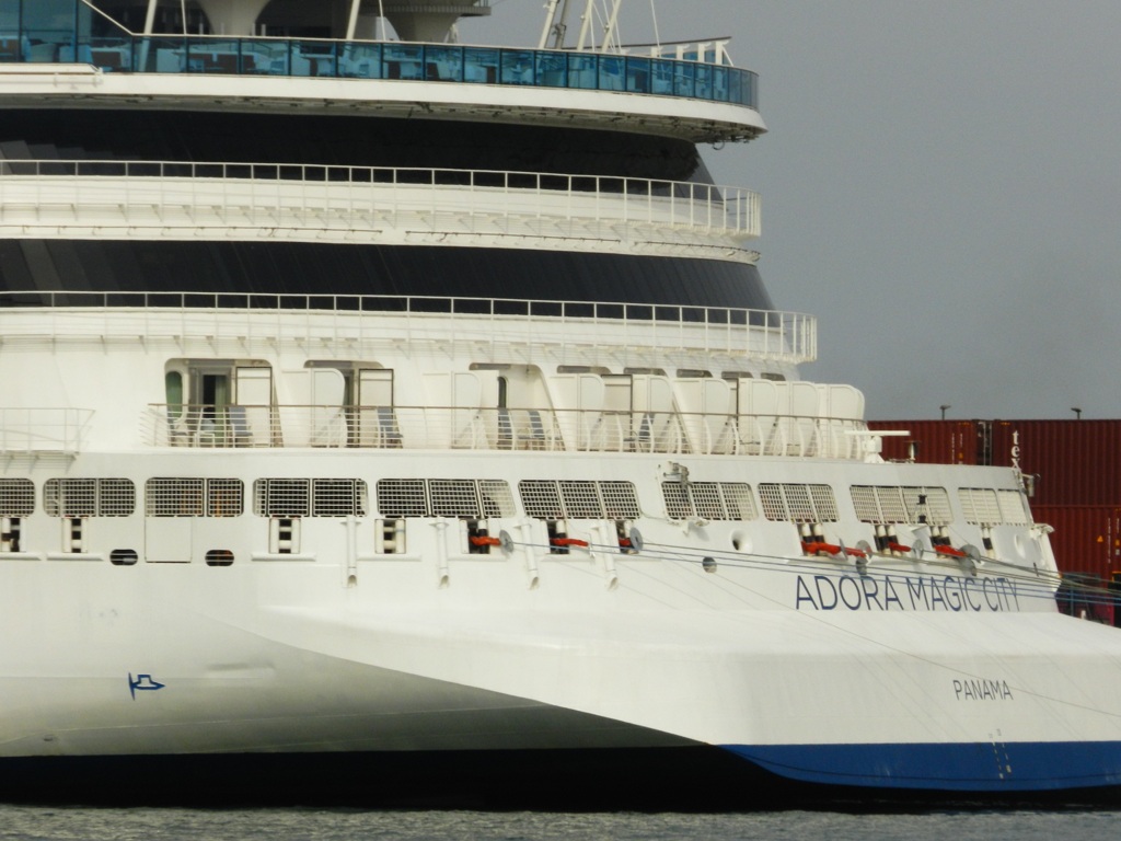 博多港に寄港のADORA MAGIC CITY　5