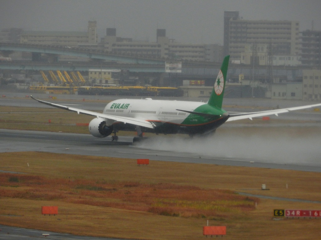 福岡空港雨の日の離着陸　3