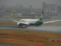 福岡空港雨の日の離着陸　3