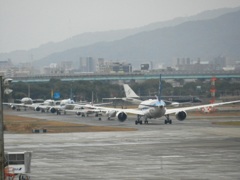 福岡空港　離陸待ちの並び