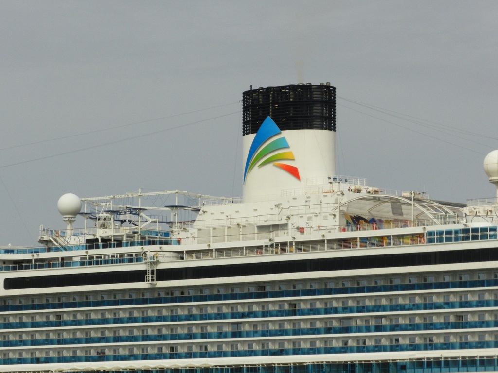 博多港に寄港のADORA MAGIC CITY　2