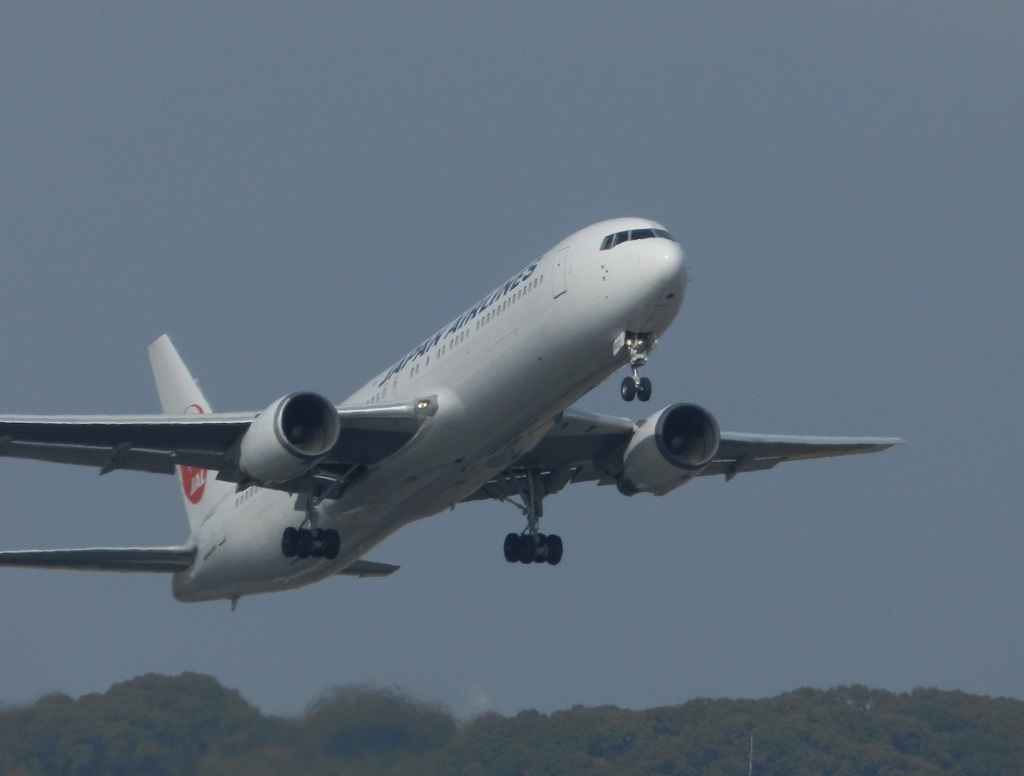 JAL B767-300ER 福岡空港離陸　1