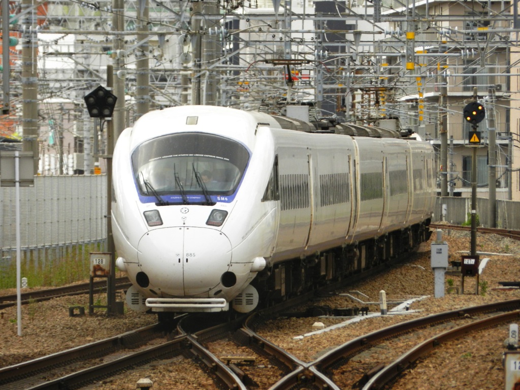 吉塚駅を通過の885系ソニック