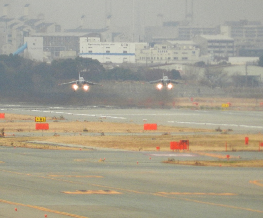 福岡空港T-4　2機同時離陸　1