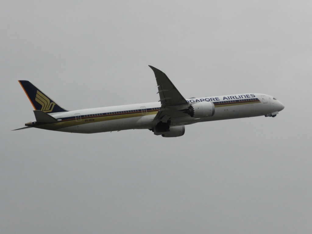 シンガポール航空 B787-10 福岡空港離陸