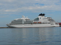 博多港に寄港するMITSUI OCEAN FUJI　1