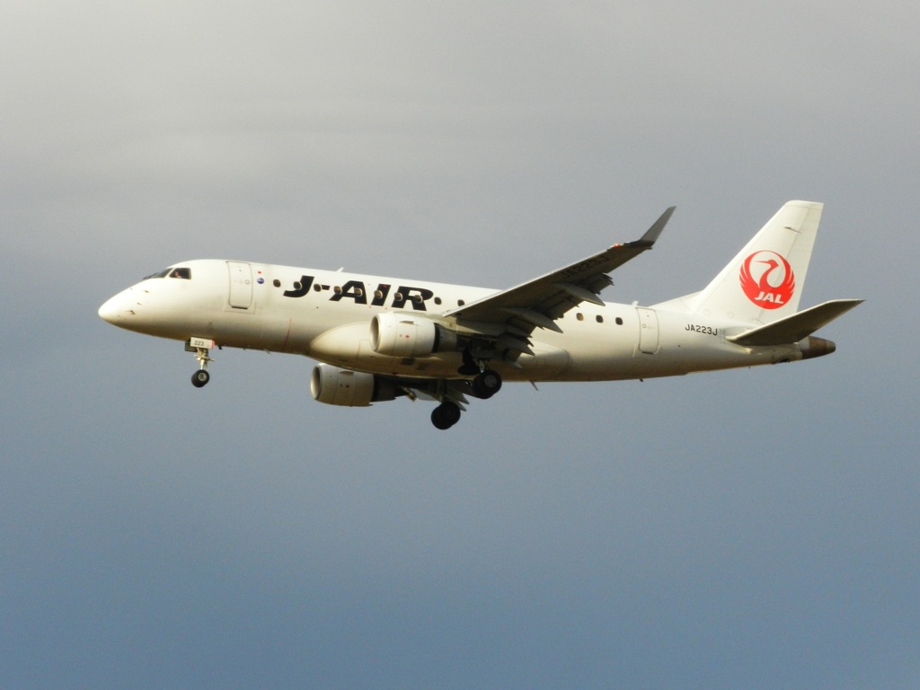J-AIR E170　福岡空港ランディング