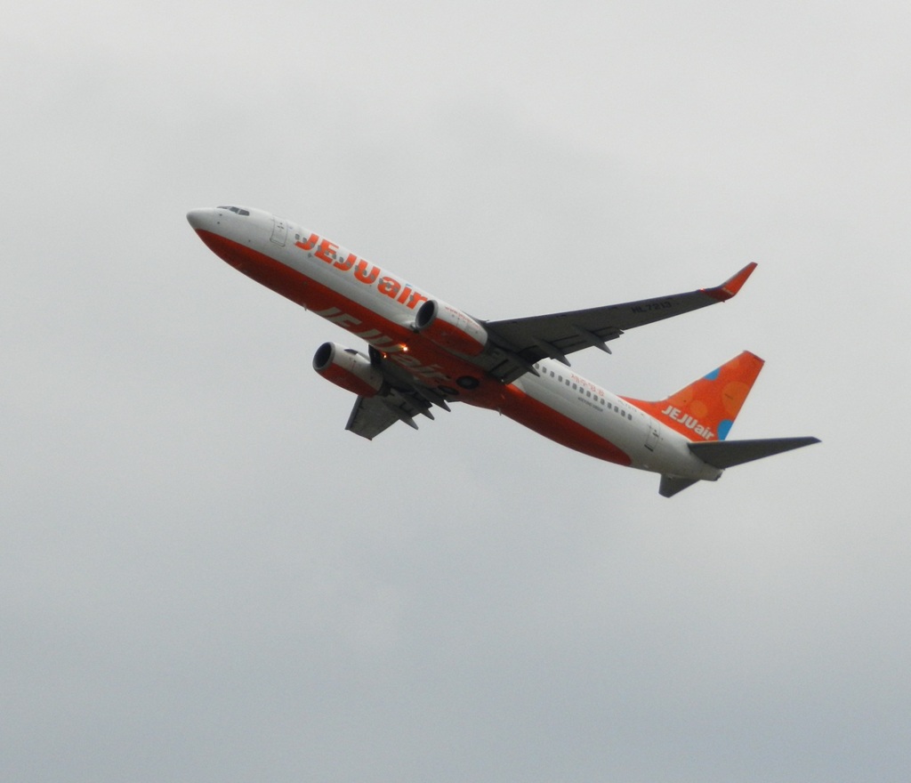 福岡空港を離陸のJEJU AIR B737-800  2