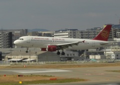 上海吉祥航空　A320　福岡空港ランディング