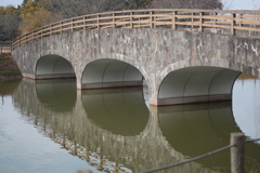 沼の中腹に掛かる橋