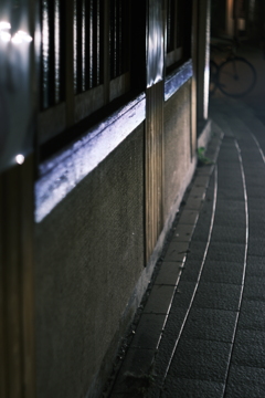 再開発を静かに待つ外壁