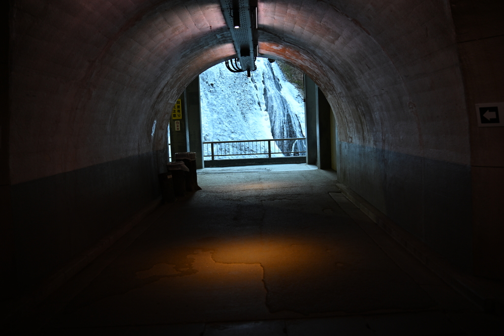 トンネルを抜けたら滝だった