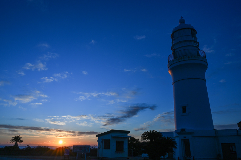 御前崎灯台の夜明け