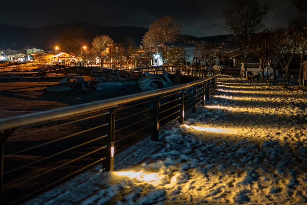 とある湖畔の遊歩道