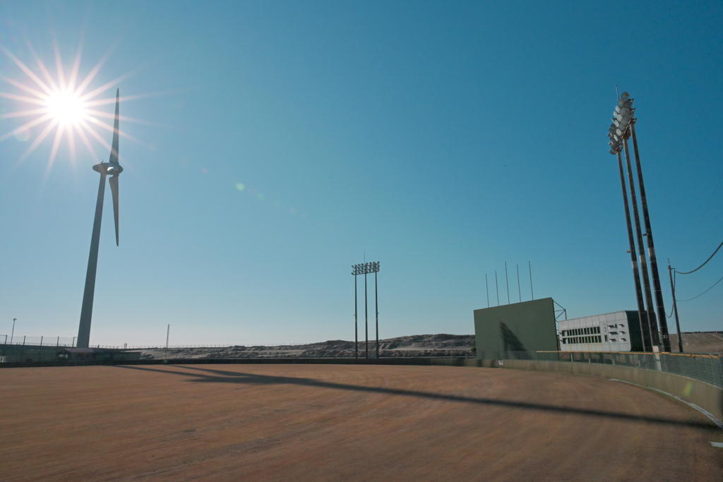 風力発電と野球場照明の競い合い