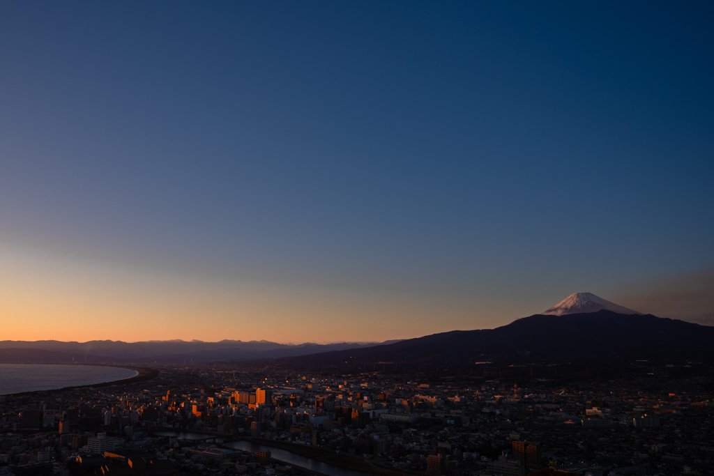 夕日を浴びる街