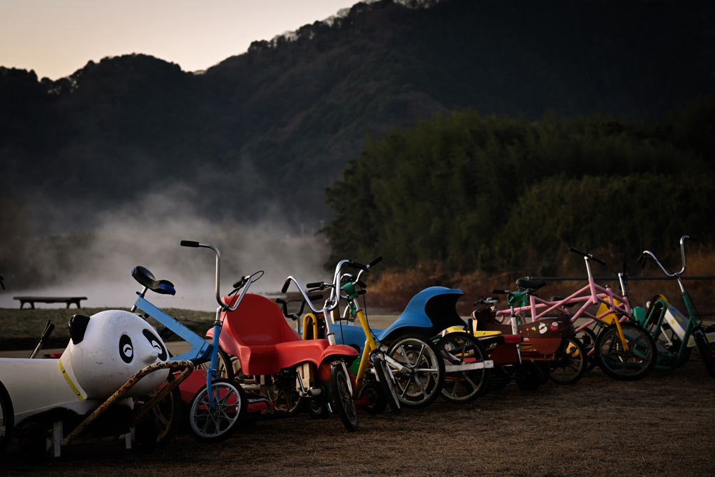 川霧と共に子供たちを待つ