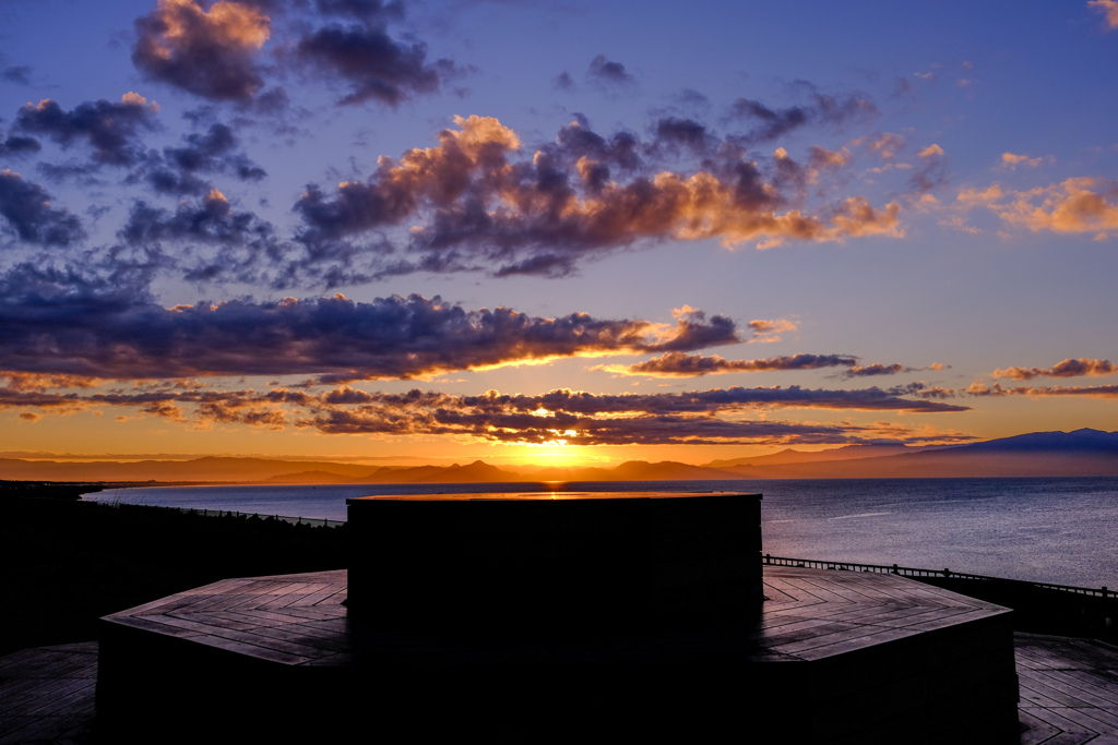 舞台に昇りゆく太陽
