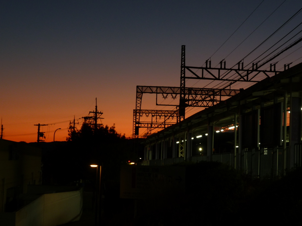 早朝の菖蒲池駅