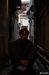 路地裏の男