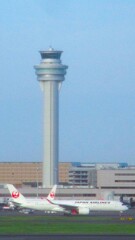 管制塔と飛行機