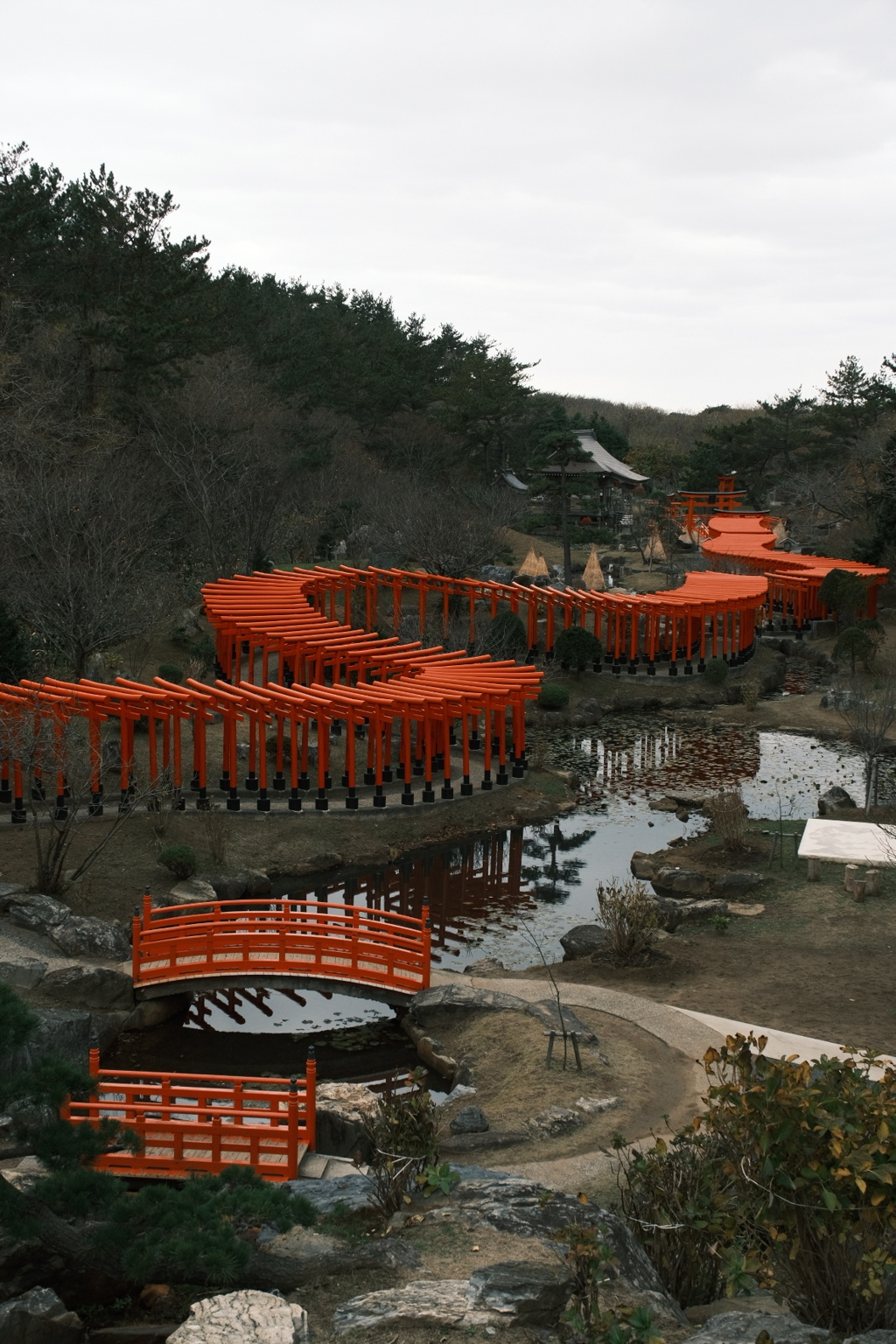 鳥居の朱の連なり